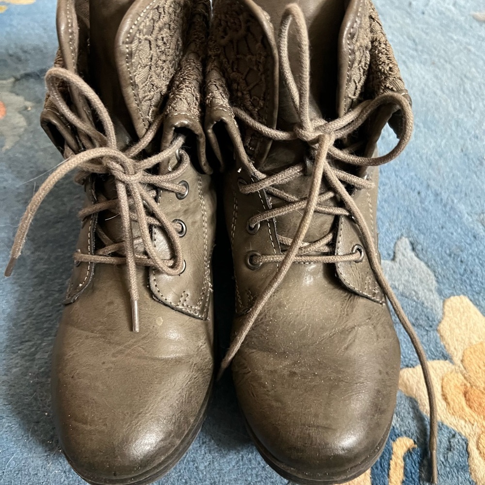 Rock & Candy lacey gray green ankle boots, SO cute. 9M